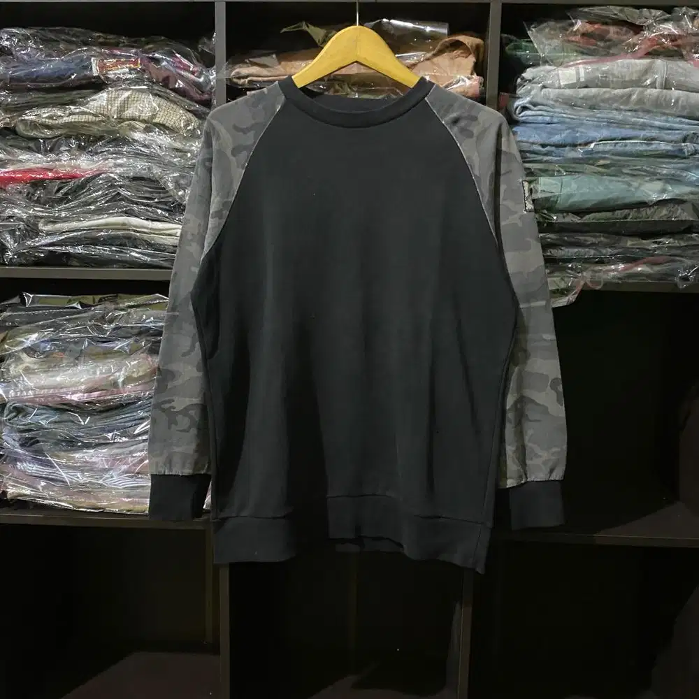 Kaos long sleeve Moncler - Size L - Baju raglan hitam camo