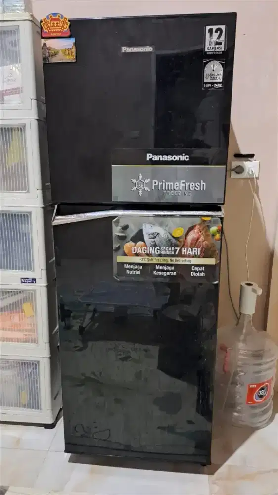 Kulkas 2 pintu warna hitam metalik. Mewah.