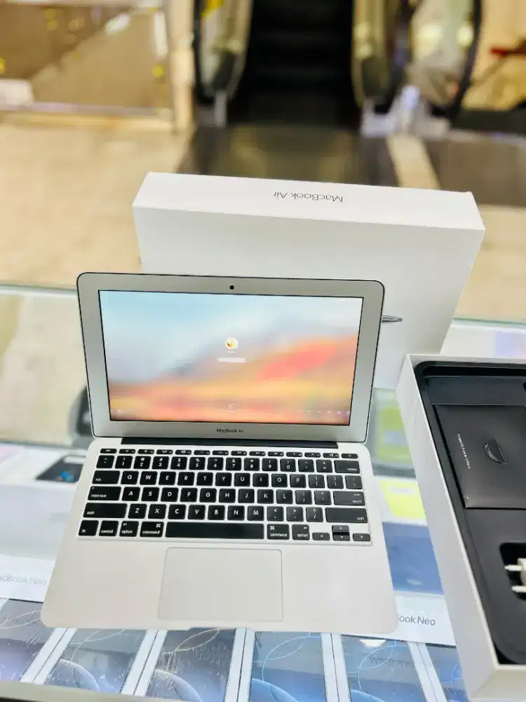 Macbook Air ﻿(11”, Early 2015) ex iBox Resmi.