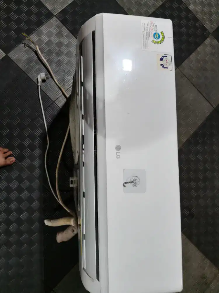 AC LG 1/2 PK masih dingin. Mulus
