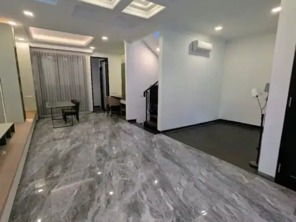 DiSewakan Rumah Bagus di area Dian Istana Graha Family, Surabaya