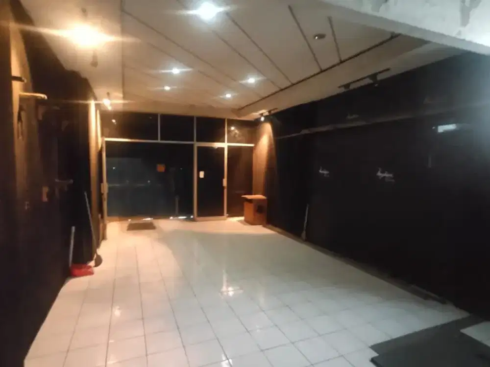 RUKO FAVORIT 4 LANTAI LOKASI RAMAI STRATEGIS COCOK UNTUK SEGALA USAHA SIAP PAKAI DI MAINROAD KEBONJATI BANDUNG