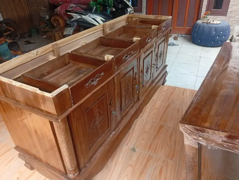lemari piring berbahan kayu jati