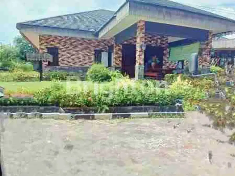 DIJUAL RUMAH BESAR FULLFURNIS SIAP HUNI DENGAN KOLAM RENANG DAN CARPORT YANG LUAS  LOKASI PUPUK TIMUR HARGA NEGO