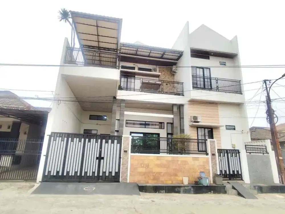 Dijual Rumah mewah + kolam renang di jln. Perindustrian