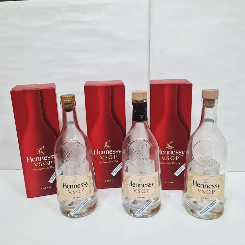 Botol Kosong Henesi Box Merah Koleksi Pajangan Kamar Antik 700ml
