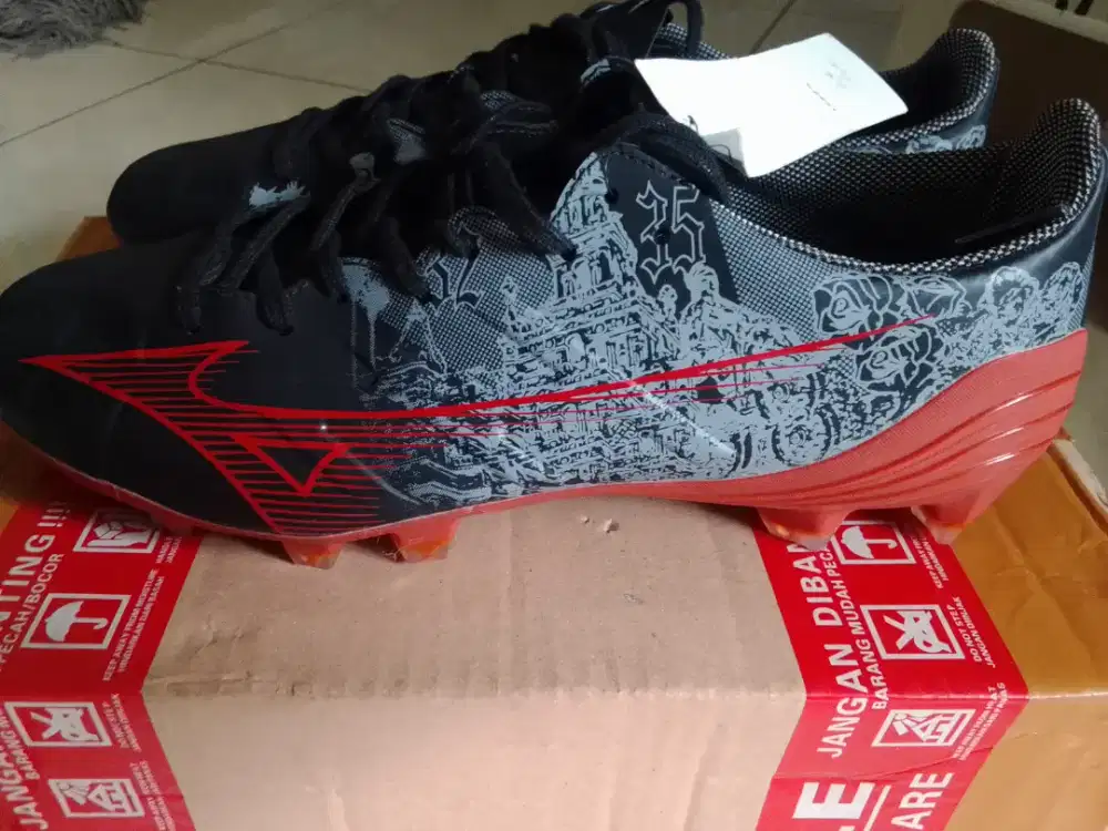 Sepatu bola Mizuno