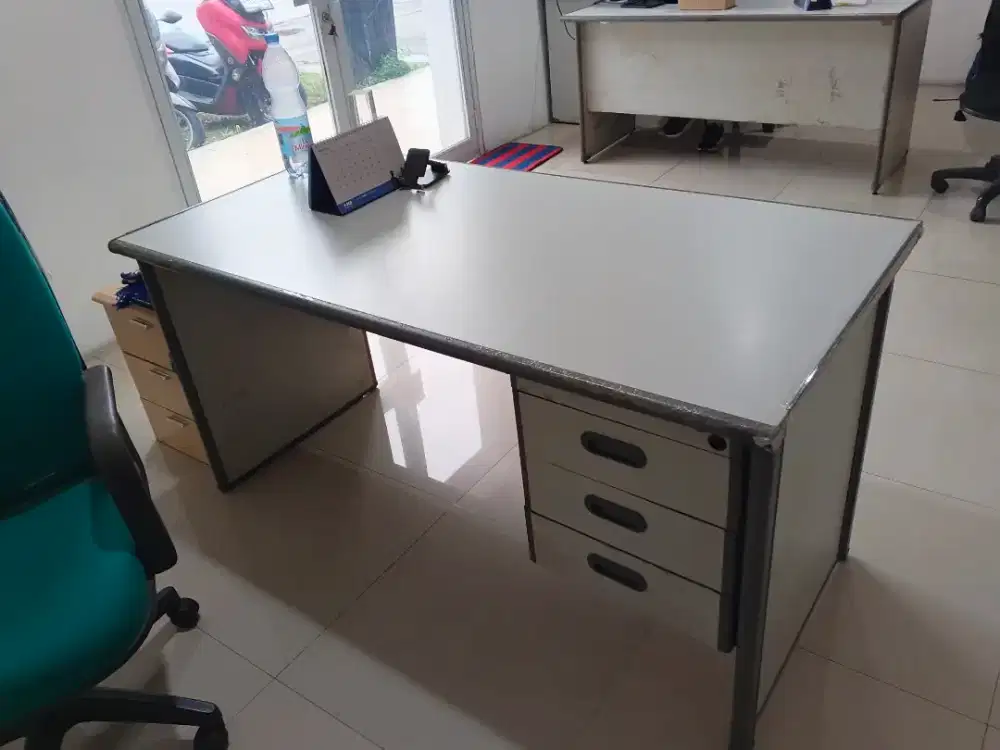Meja kantor bekas