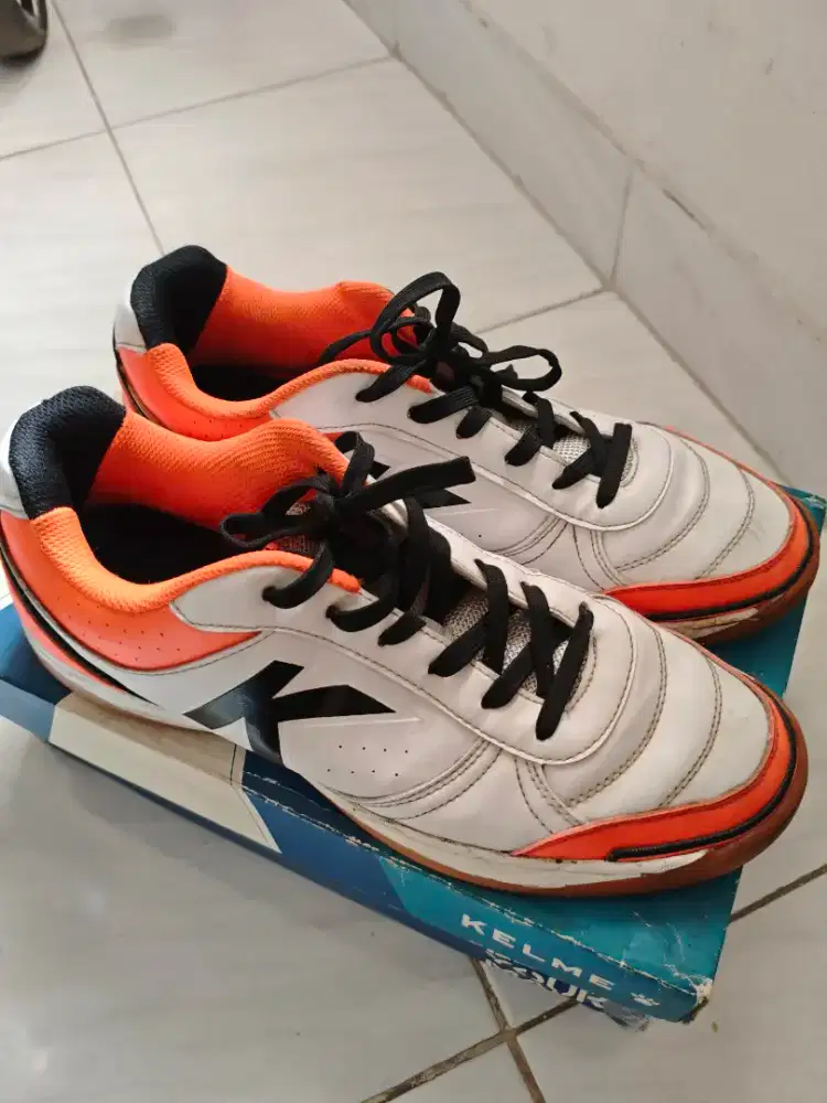 Sepatu futsal merk kelme size 43