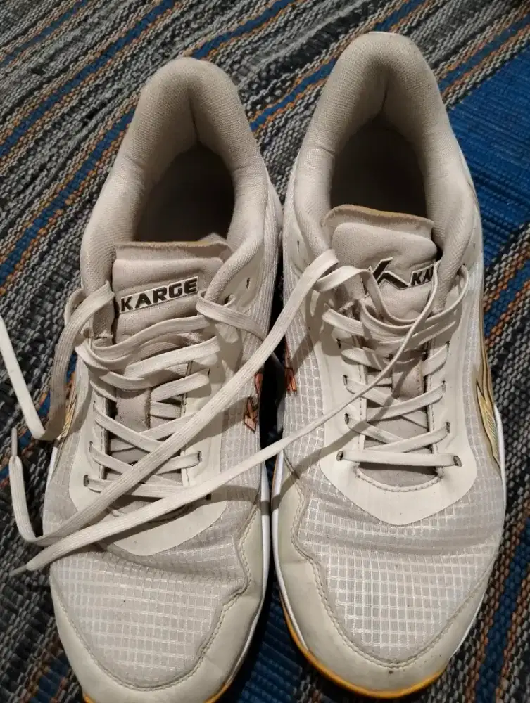 Sepatu voli karge mengare UK 43