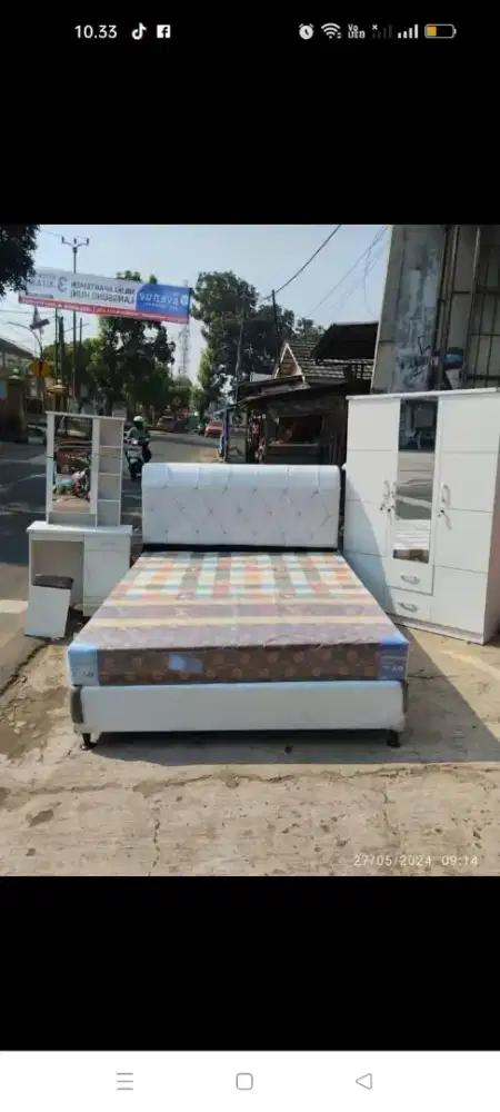 Satu set kamar set (lemari+ meja rias +divan+kasur