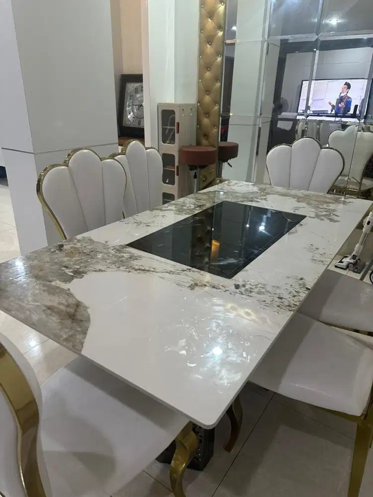 Meja makan dengan pemanas kompor listrik