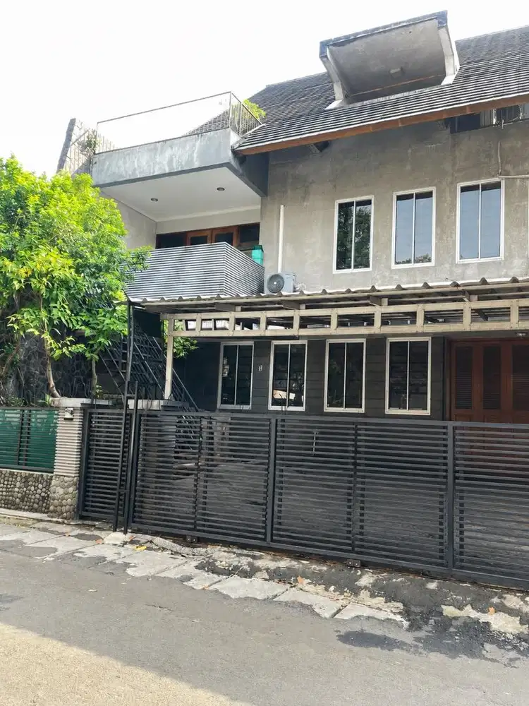 FOR SALE 3 LANTAI HADAP SELATAN COCOK HUNIAN