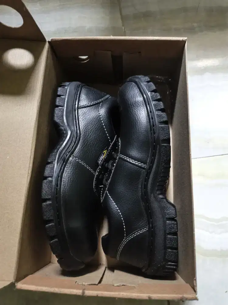 Sepatu safety track