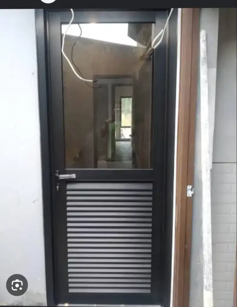 Pintu swing ples kaca