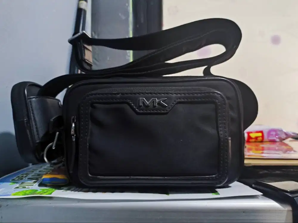 MICHAEL KORS (MK) LAUTNER NYLON CAMERA BAG