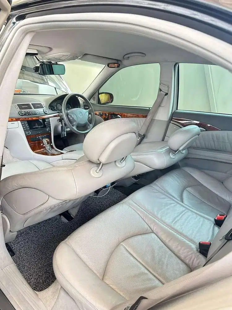 Mercedes-Benz E260 2004 Bensin