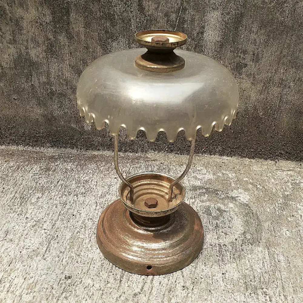 Lampu meja antik