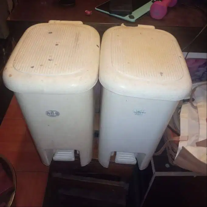 2 Tempat Sampah Pedal Injak