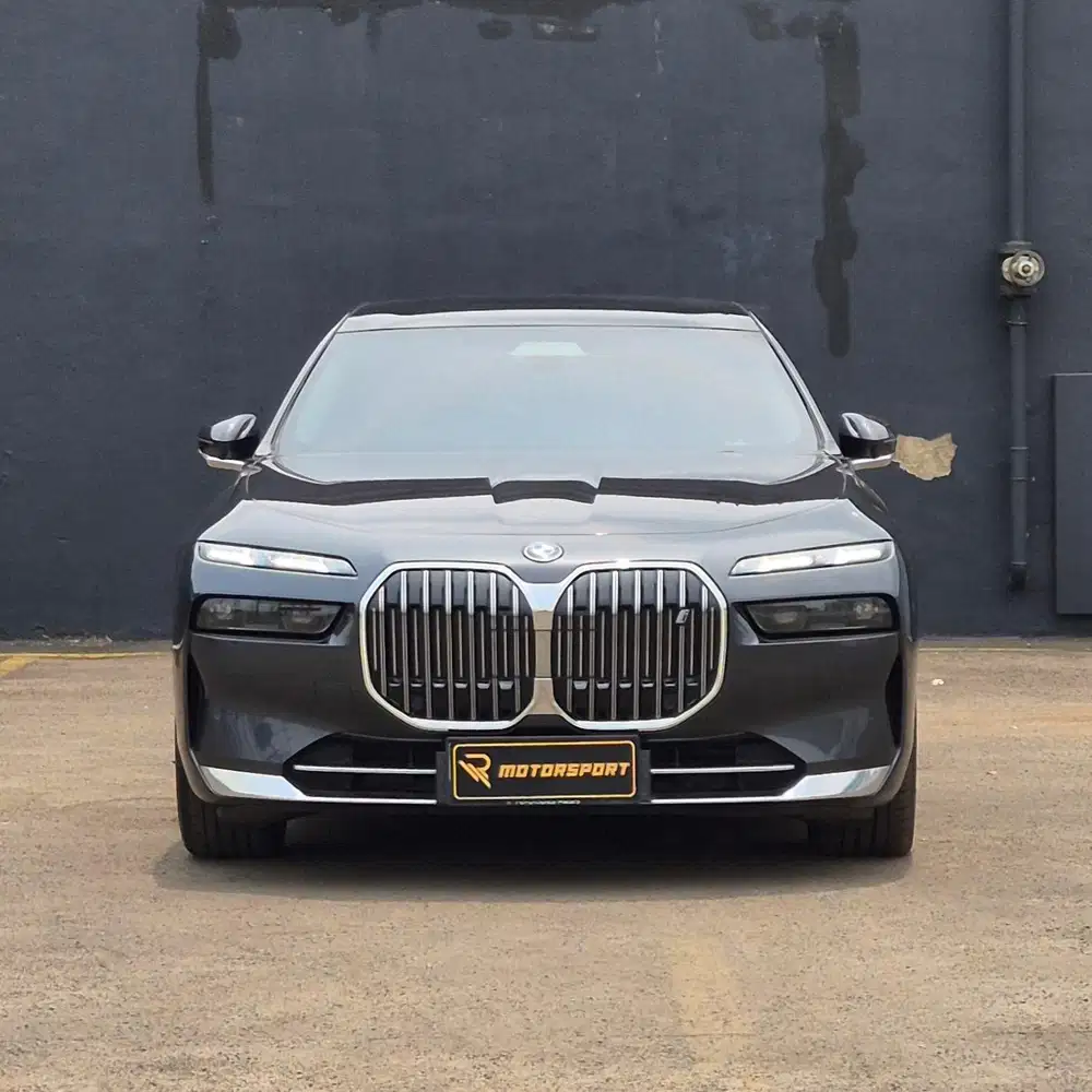 (FULL OPTIONS) BMW i7 Granlusso 2024 low km i 7