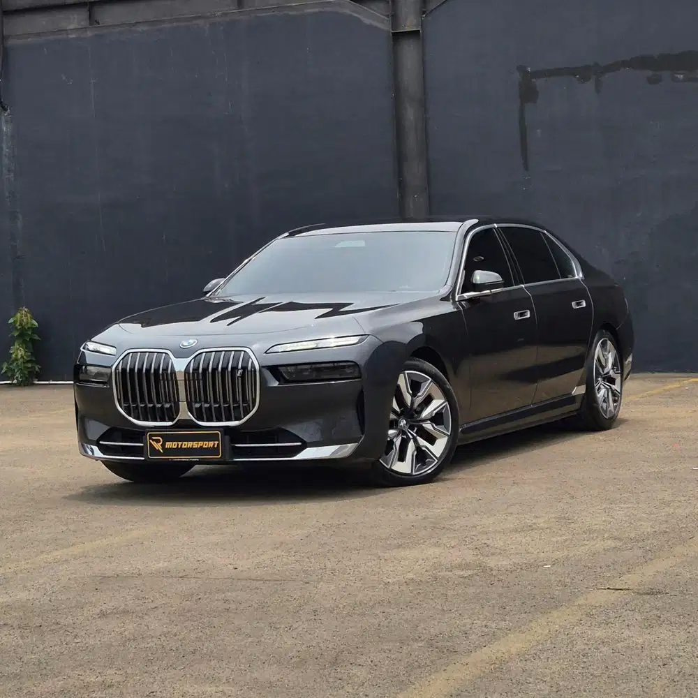 (FULL OPTIONS) BMW i7 Granlusso 2024 low km i 7