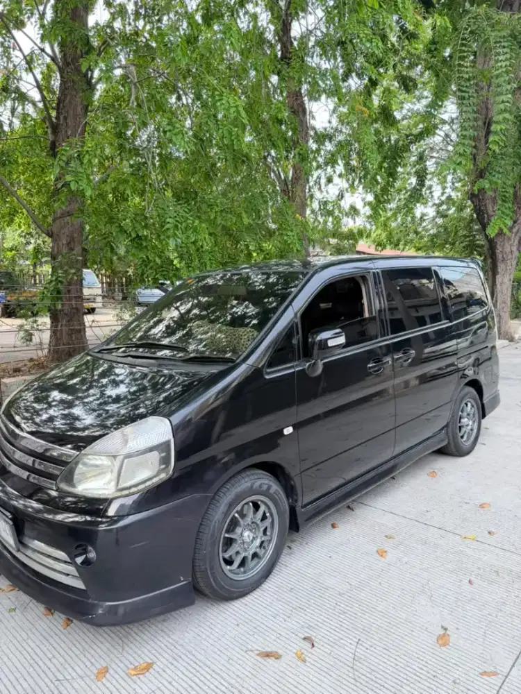 Dijual mobil Nissan Serena 2012