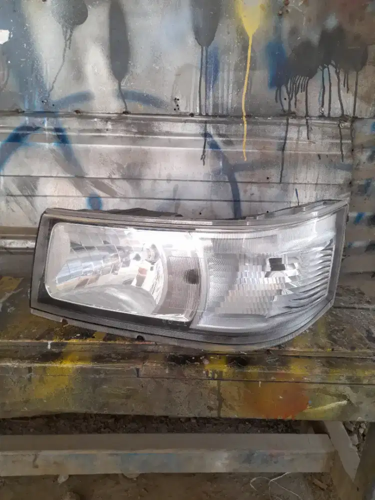 Lampu depan mobil Tayo