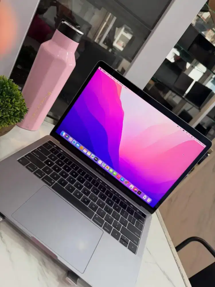 DIJUAL LAPTOP MACBOOK PRO 2018 CORE i7