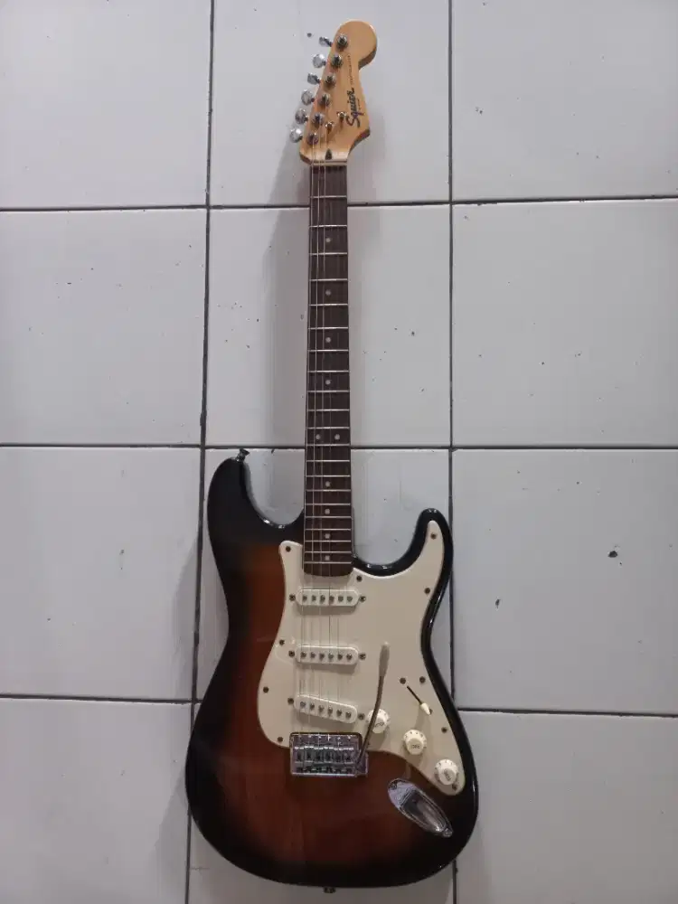 Gitar merk squier bullet stratocaster laurel fb asli original MII