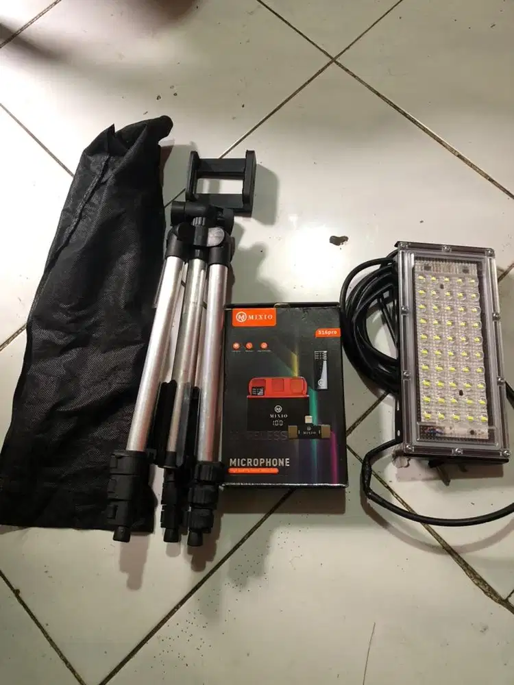 Dijual mic wireless mixio S16pro,tripod,dan lampu 50 watt