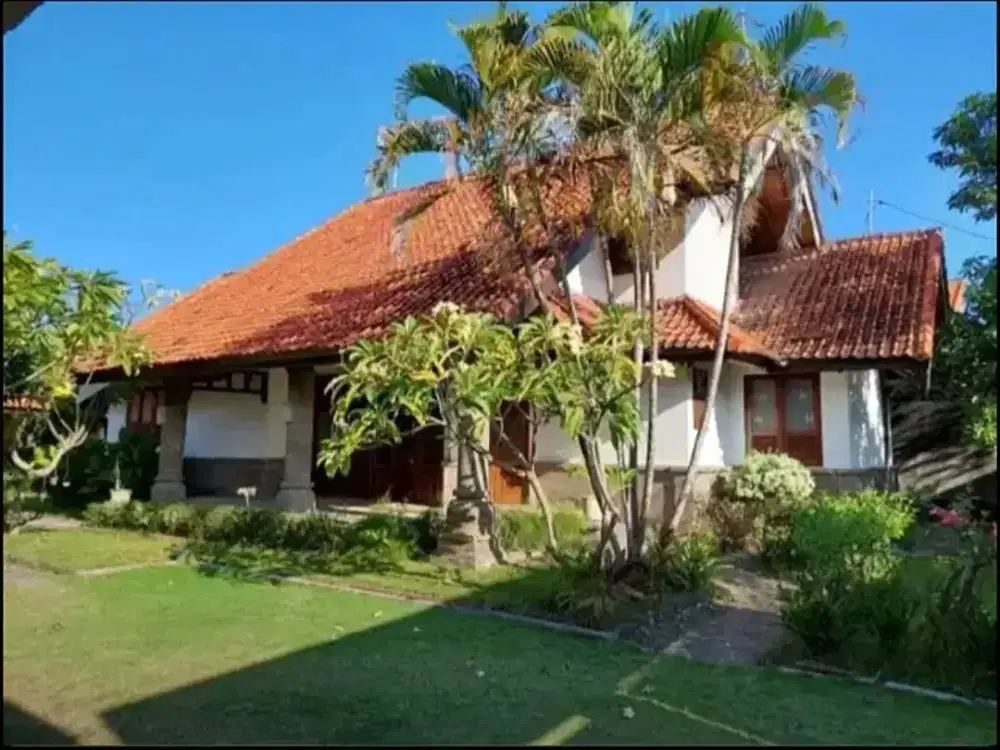 Rumah Bergaya Classic Villa di Kawasan Renon