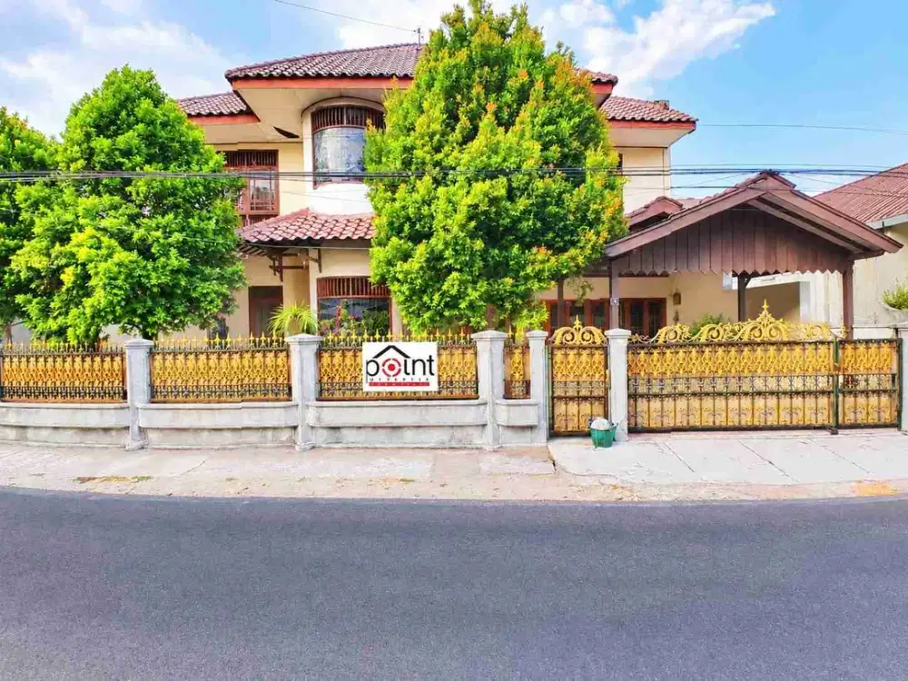 Rumah Mewah Tepi Jalan Raya Tengah Kota Solo