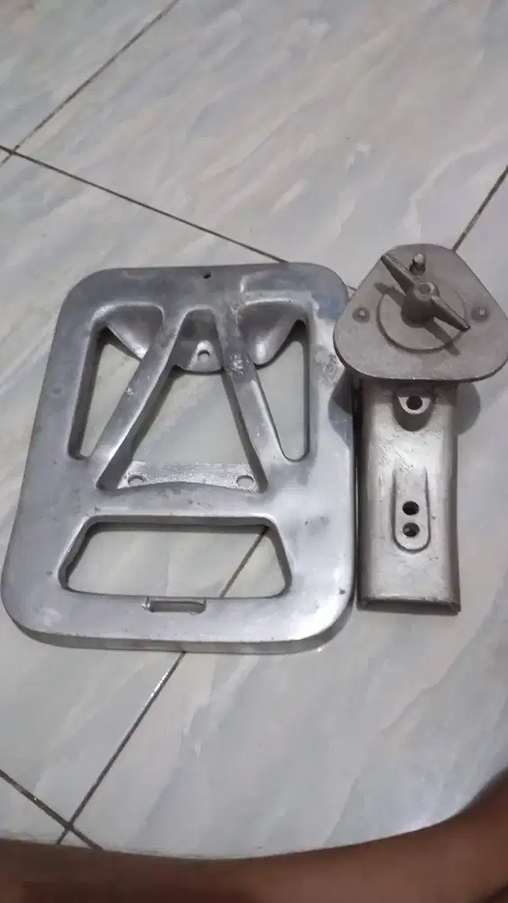 Tiang ban serep dan tatakan jok belakang vespa 60s
