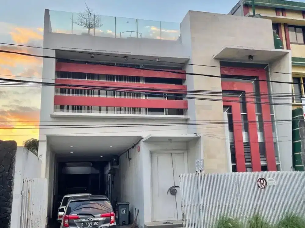 Rumah 3 Lantai LT 343 m² Cocok untuk Usaha di Jalan Suli