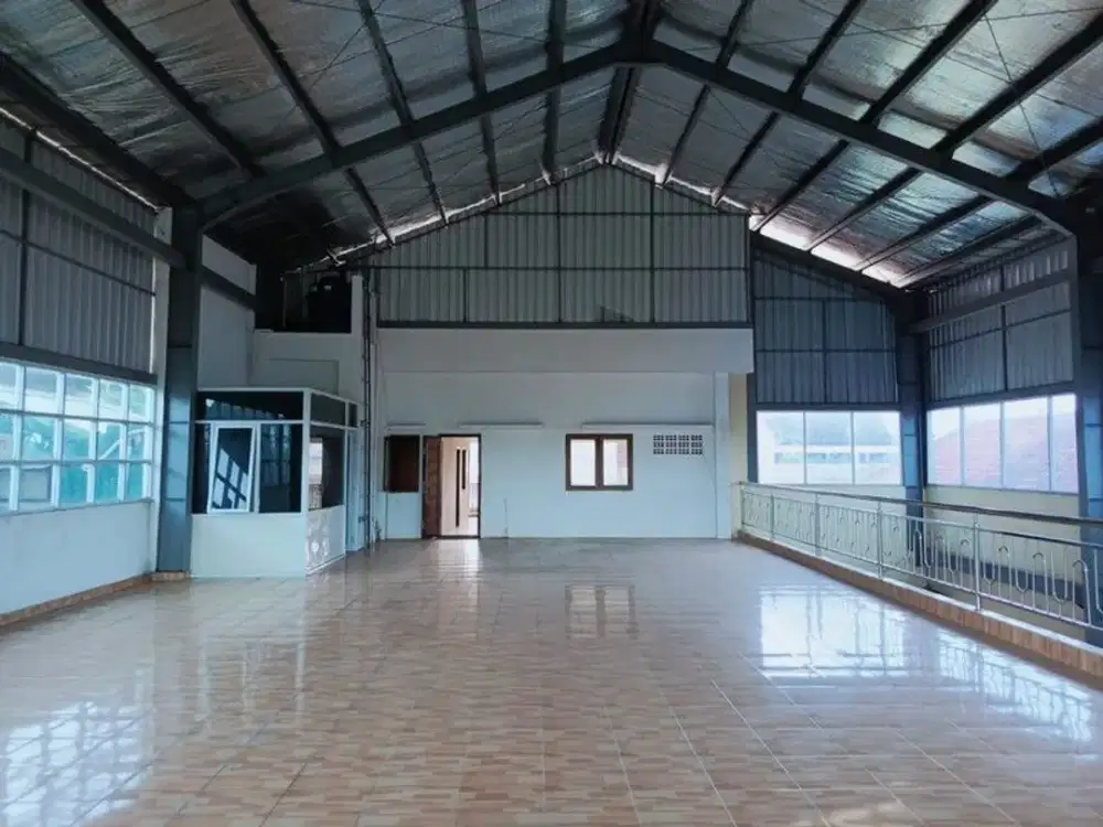 RUKO BESAR SIAP PAKAI LOKASI STRATEGIS PINGGIR JALAN RAYA DEKAT GEDUNG JEC
