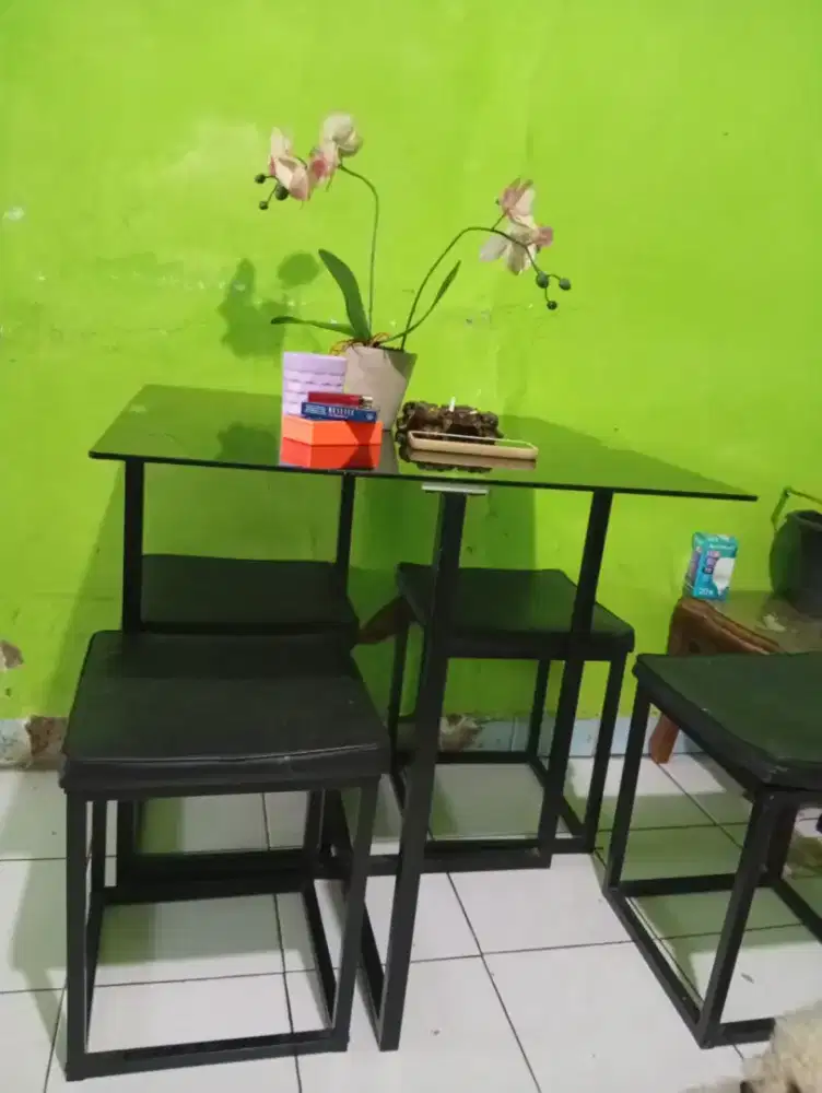 Meja makan minimalis