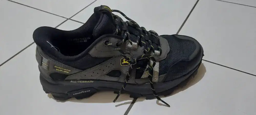 Sepatu tracking Skechers