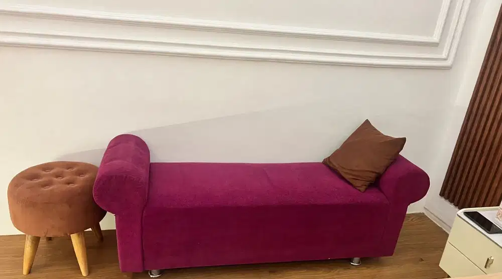 Sofa bench warna megenta beludru.