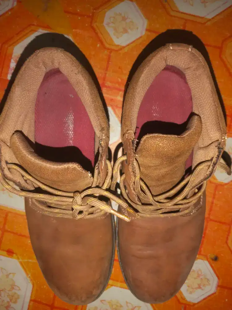 Sepatu kulit pria