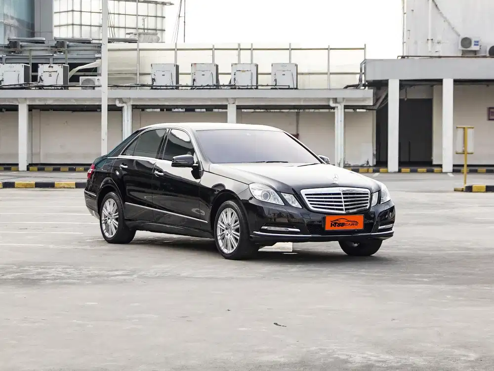[BERGARANSI] MERCEDES BENZ E300 CGI ELEGANCE MATIC TAHUN 2011 HITAM