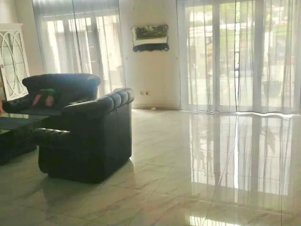 Disewakan Rumah Besar Bintaro Jaksel Lokasi Strategis Dekat Tol