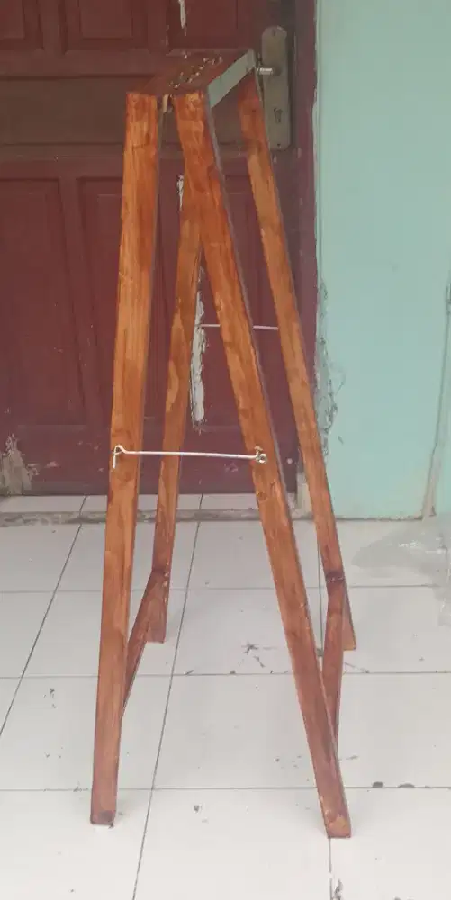 Stand banner dari kayu jati belanda