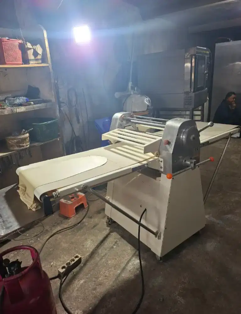 Mesin standing dough sheeter penipis adonan merk Lung Pang Taiwan