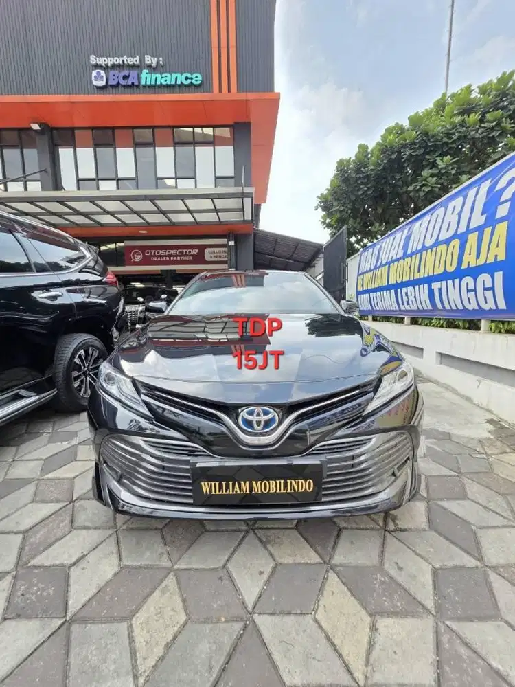 Toyota Camry V Hybrid 2.5 Matic Tahun 2021 Kondisi Mulus Terawat