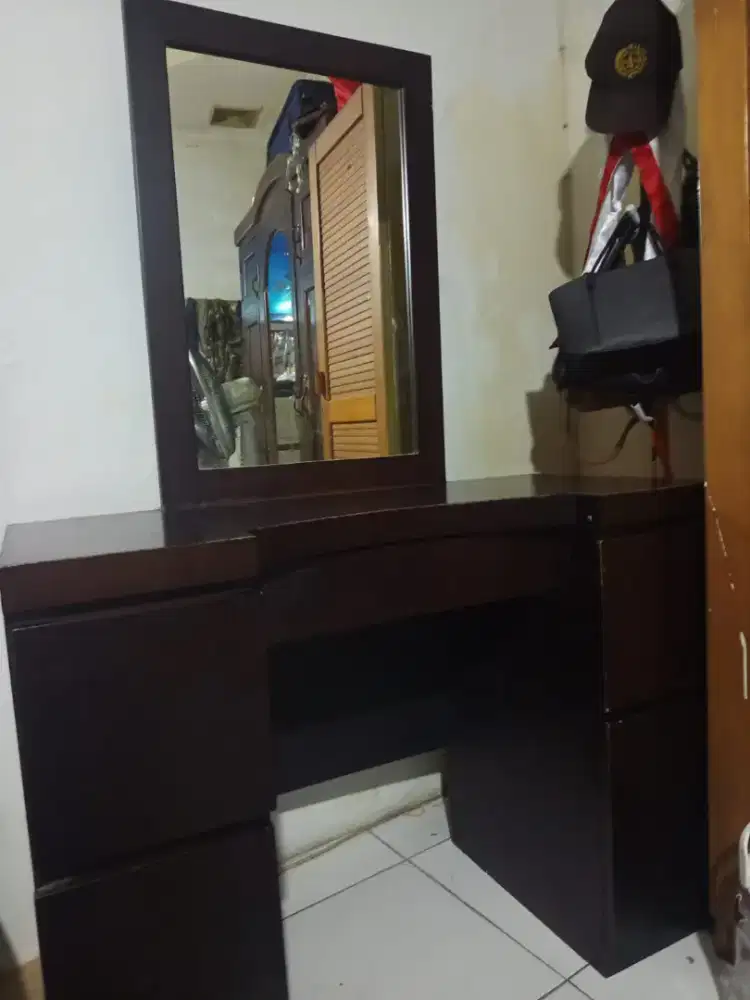 MEJA RIAS CERMIN BAHAN MAHOGANI