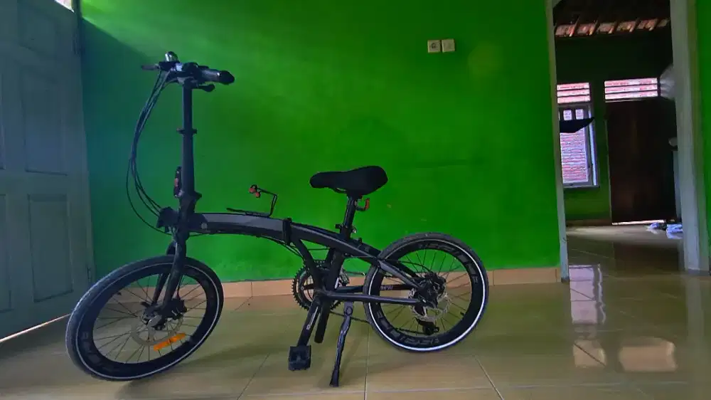 Sepeda lipat hitam