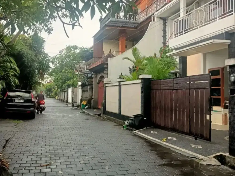 Dijual atau Disewakan Rumah 2 Lantai 5 KT di Kertalangu Denpasar Timur