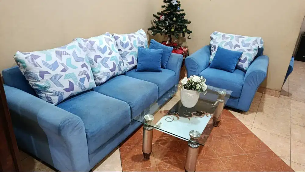 Sofa dan Meja Kaca Ruang tamu