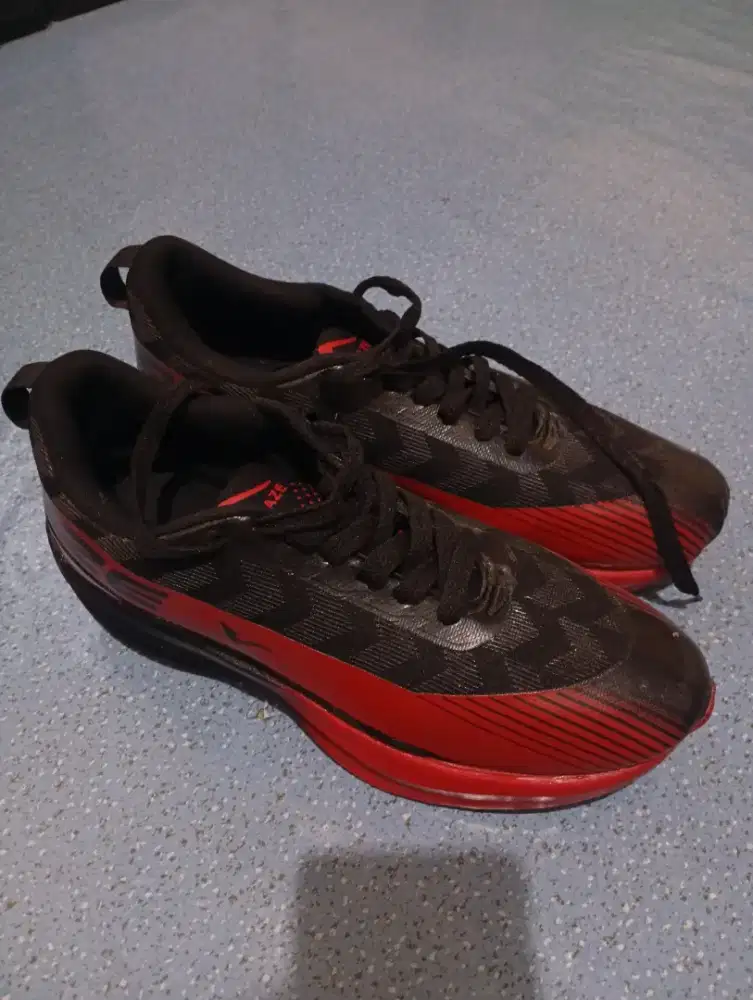 Sepatu running Altraze