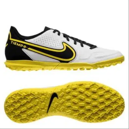Nike React Tiempo Legend 9 Pro IC dalam colorway kombinasi warna White